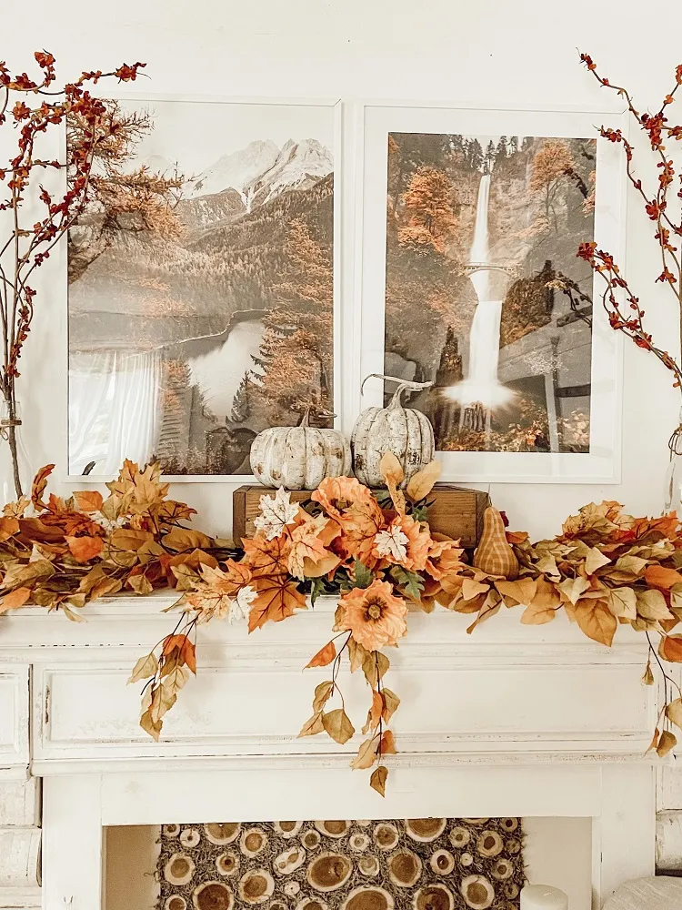 décoration manteau de foyer avec du bois et des feuilles d'automne