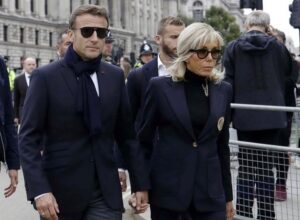 fashion faux pas brigitte macron 2022 londres elizabeth funéraille style look tenue age baskets marque tendance