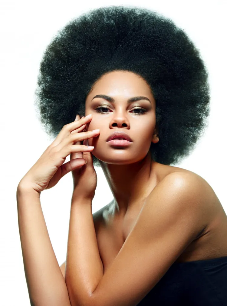 femme noire coupes de cheveux qui font grossir afro naturel crépus