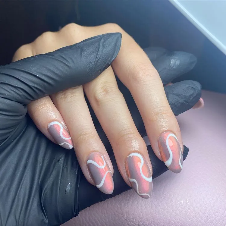 gelsby_mb Chrome nails avec des motifs blancs