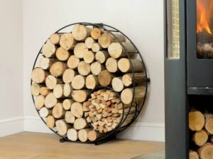 idée range buche intérieur rond appuyer mur petit salon