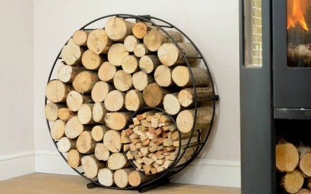 idée range buche intérieur rond appuyer mur petit salon