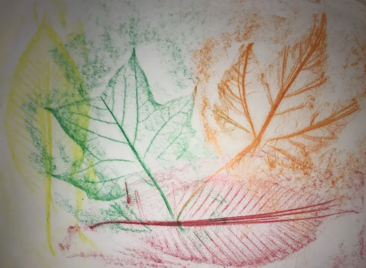 idées bricolage automne avec feuilles empreintes de feuilles au crayon