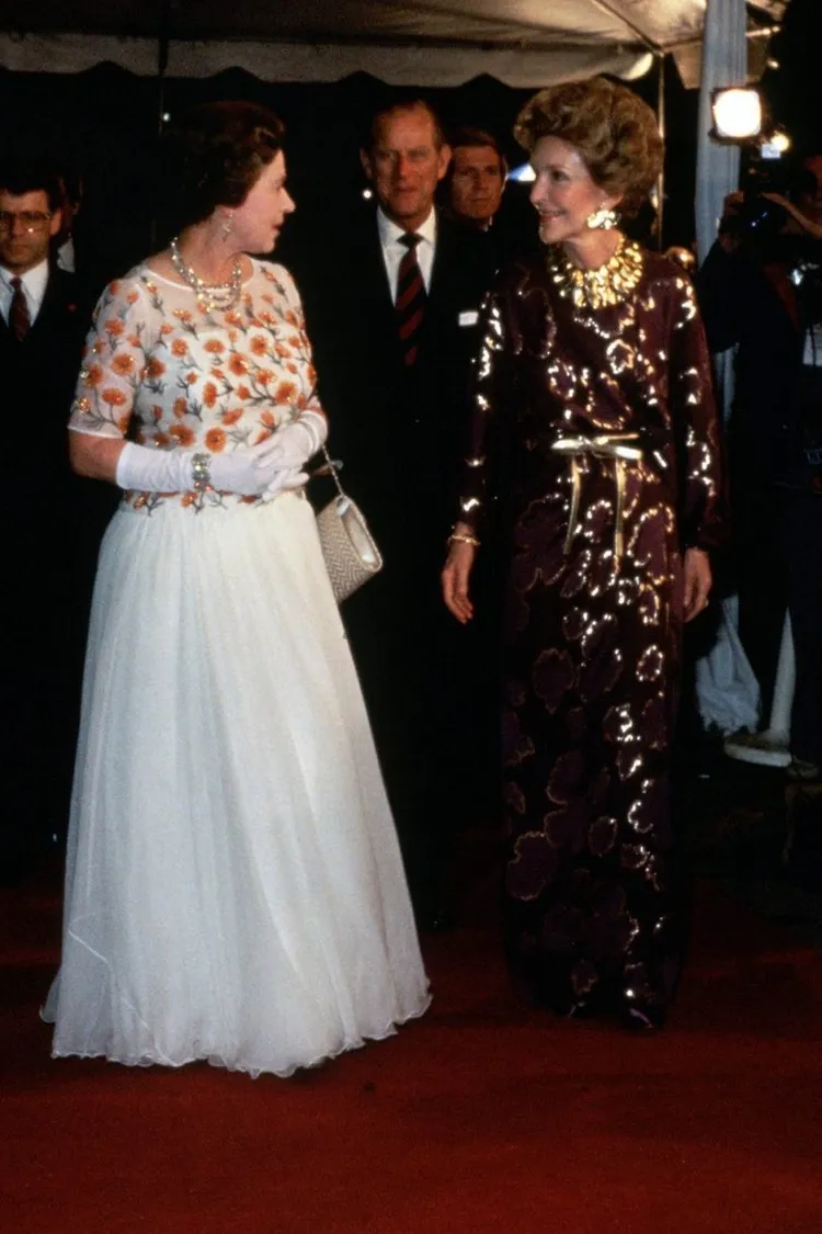 inspiration mode reine elizabeth II longue robe officielle haut fleurie nancy reagan