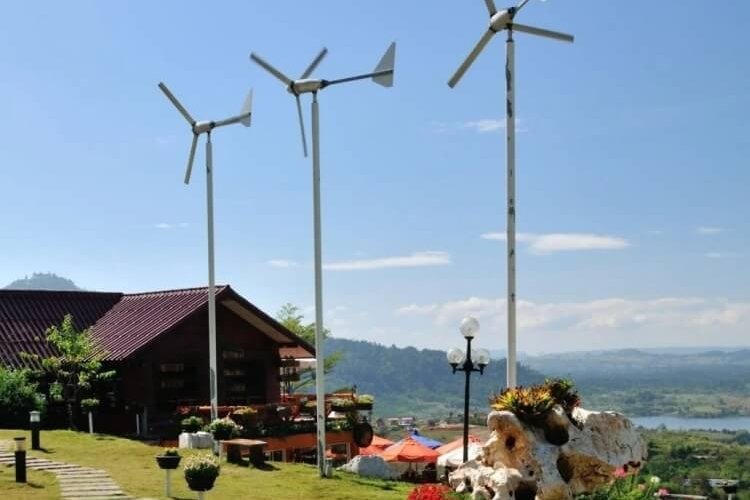 installer une éolienne domestique entretien vérifier examiner inspecter durée vingt ans