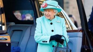 la reine elizabeth II tenues officielles couleurs vives motifls fleuris