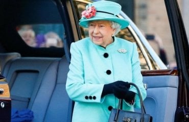 la reine elizabeth II tenues officielles couleurs vives motifls fleuris