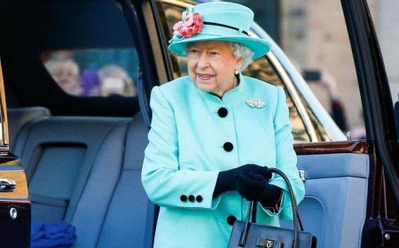 la reine elizabeth II tenues officielles couleurs vives motifls fleuris