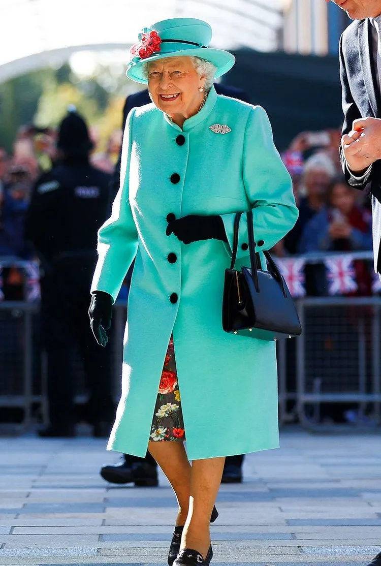 les tenues haut en couleur Elizabeth II long manteau vert menthe