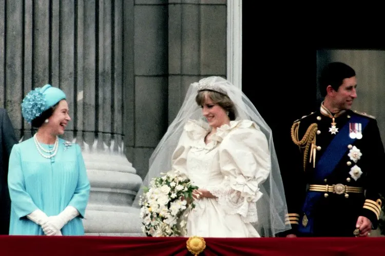 mariage princesse Diana et prince Charles tenue de la reine d'Angleterre bleu ciel