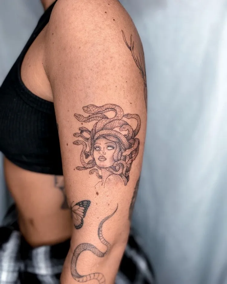 Ιστορία της Medusa τατουάζ γυναικεία τάση τρίχα φιδιού βραχίονα