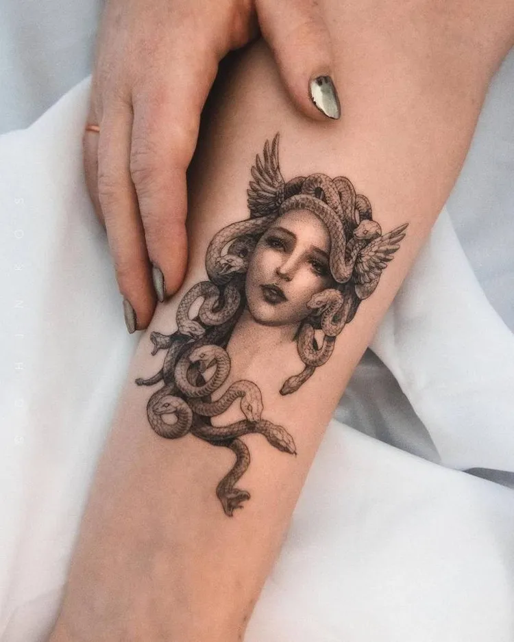 medusa tatouage signification femme avant-bras