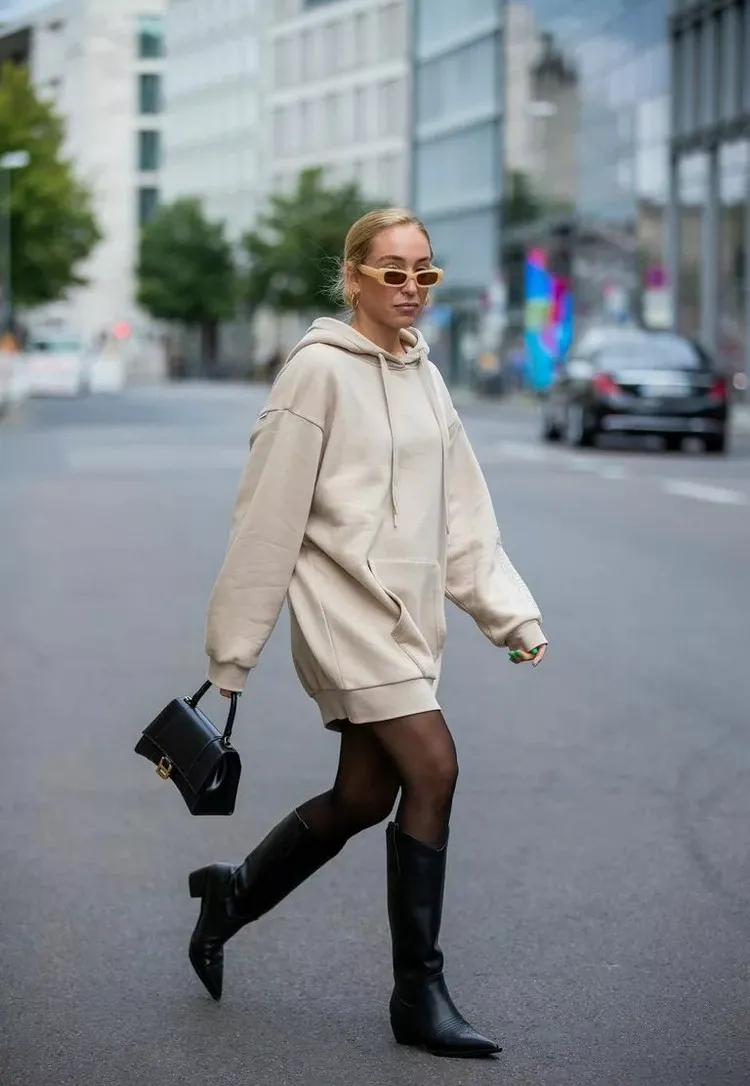 mode automne hiver 2022-2023 bottes santiags femme avec sweatshirt oversize