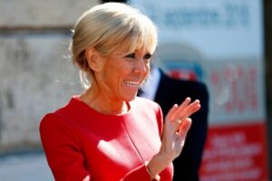 modèle de coiffure pour femme de 60 ans et plus cheveux attachés Brigitte Macron