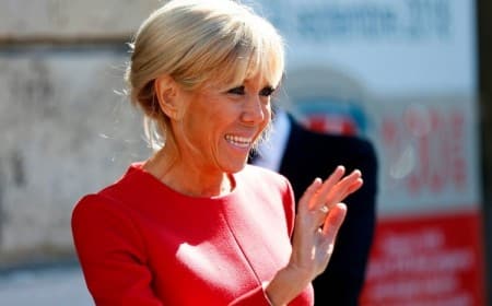 modèle de coiffure pour femme de 60 ans et plus cheveux attachés Brigitte Macron