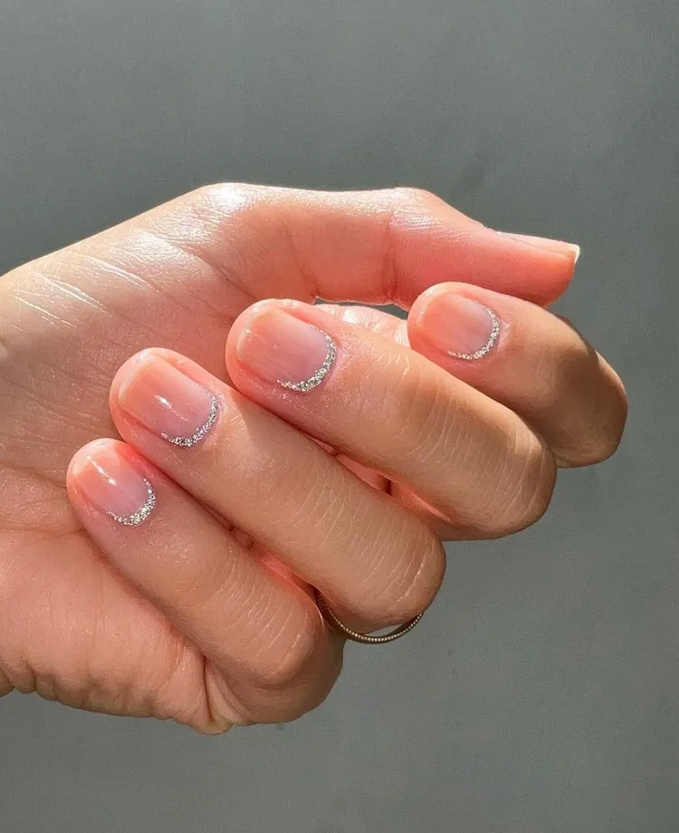nail art automne 2022 déco ongles minimaliste transparente accents brillants