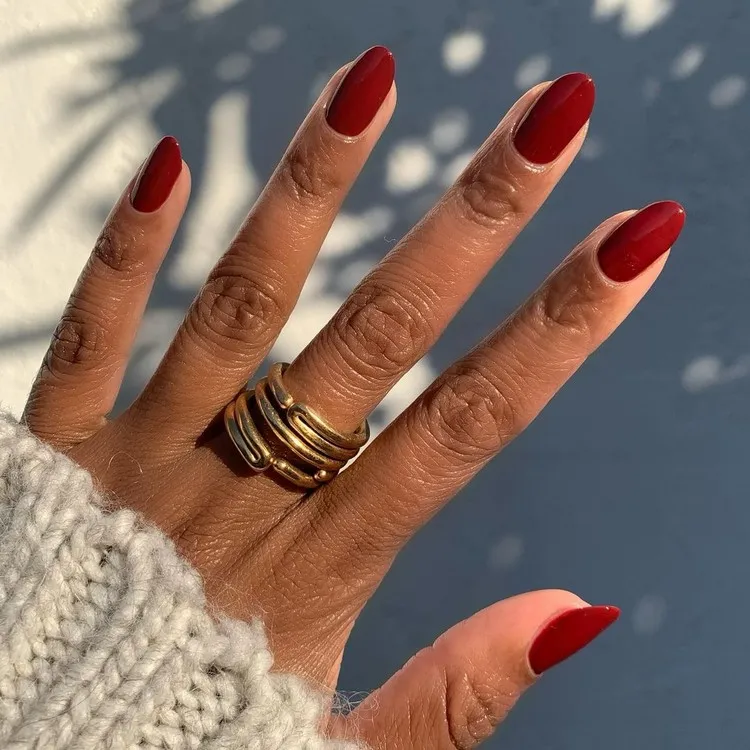 ongles couleur automne rouge carmin nail art tendance 2022
