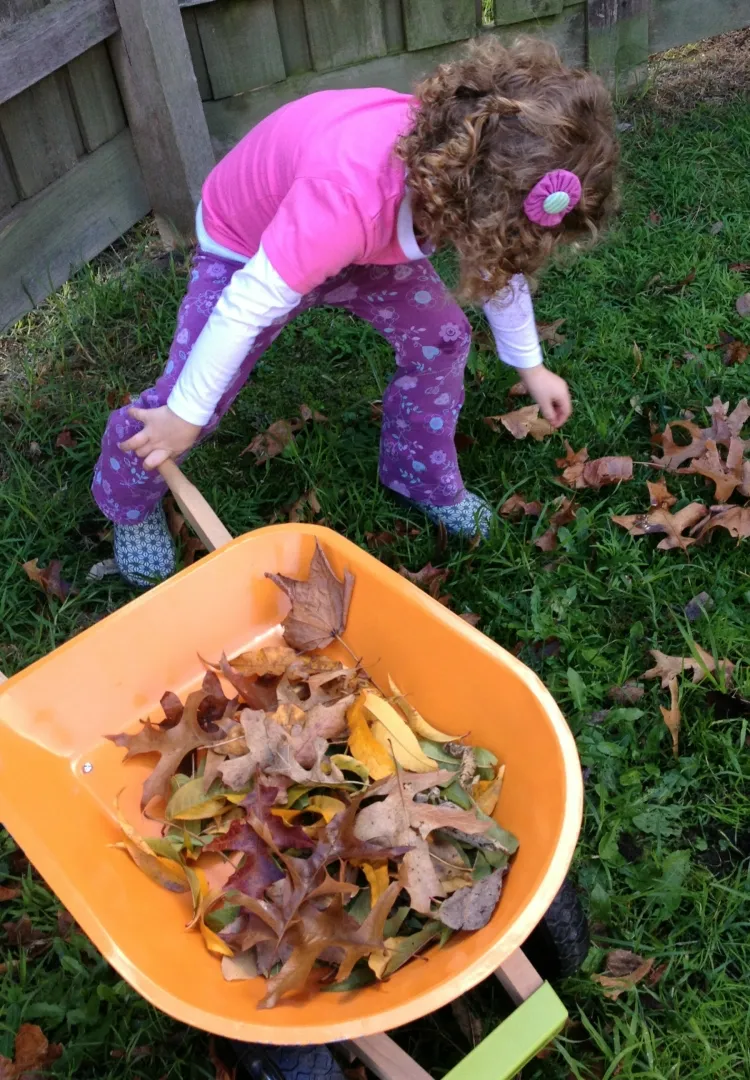 que faire au jardin en automne avec son enfant ratisser ramasser feuilles décomposer compost