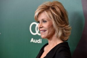 quelle couleur de cheveux choisir après 60 ans coiffure femme 60 ans coloration tendance