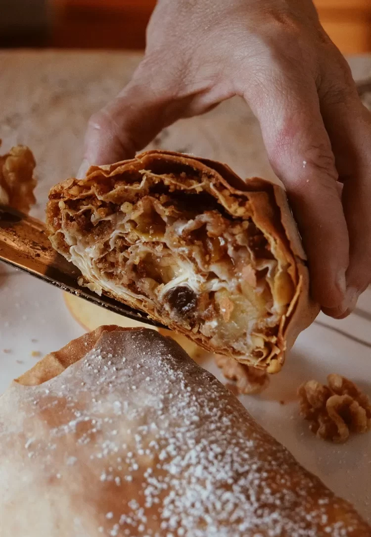 apple strudel cake recipe for rolled apples cinnamon nuts 2022