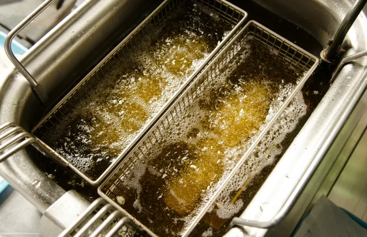 recycler l’huile de cuisson réutiliser aliments similaires odeur poisson éviter