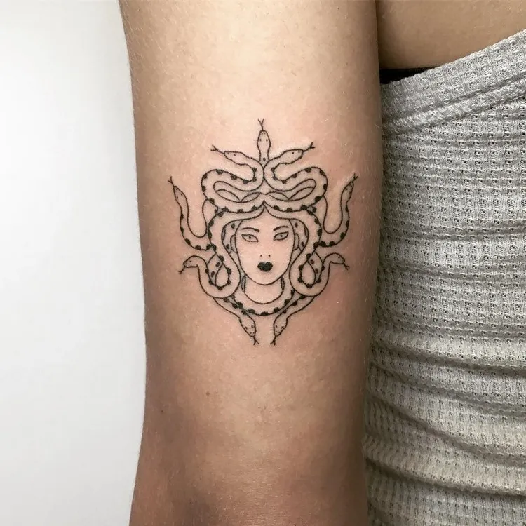 Medusa tattoo που σημαίνει ελληνική μυθολογία τατουάζ γυναίκα πίσω μπράτσο