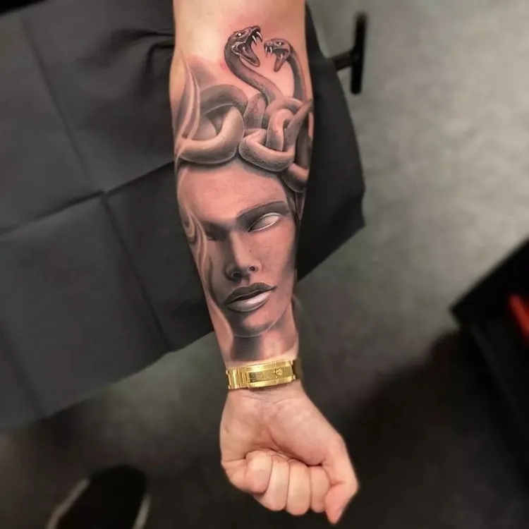 Medusa tattoo που σημαίνει ρεαλιστικό τατουάζ άνδρα αντιβράχιο