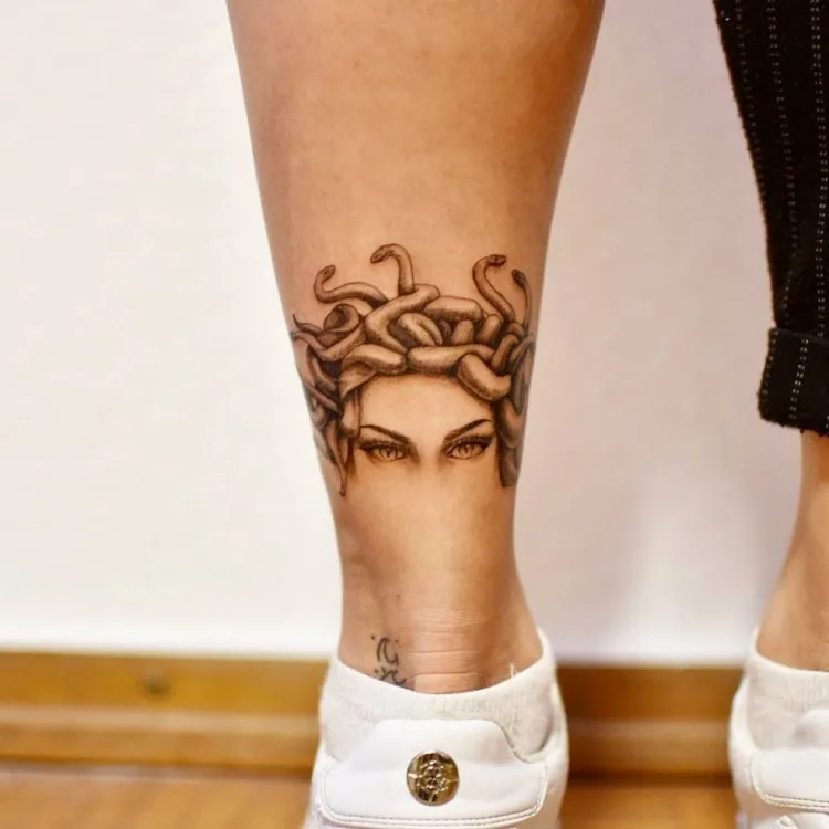 Γυναικείο τατουάζ στον αστράγαλο Medusa Evil