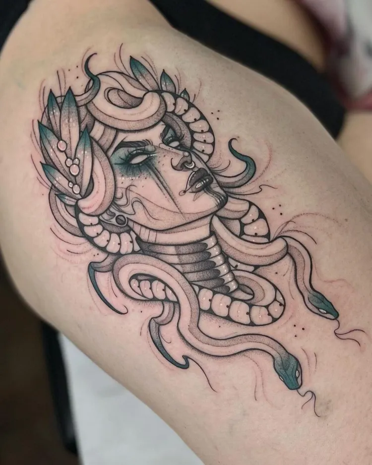 tatouage femme cuisse Méduse de Gorgone