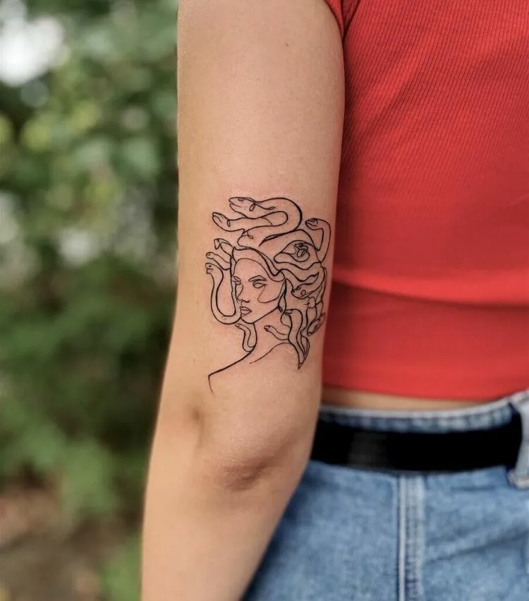tatouage femme discret arrière-bras medusa tattoo