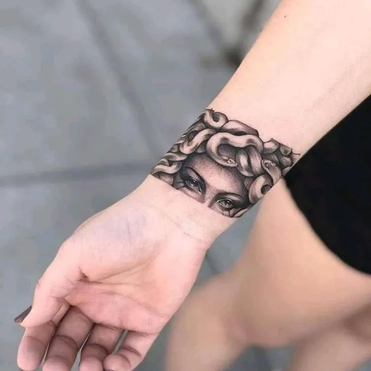 tatouage femme poignet façon bracelet medusa tattoo