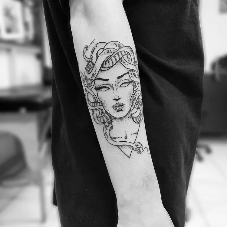 tatouage gorgone avant-bras motifs géométriques