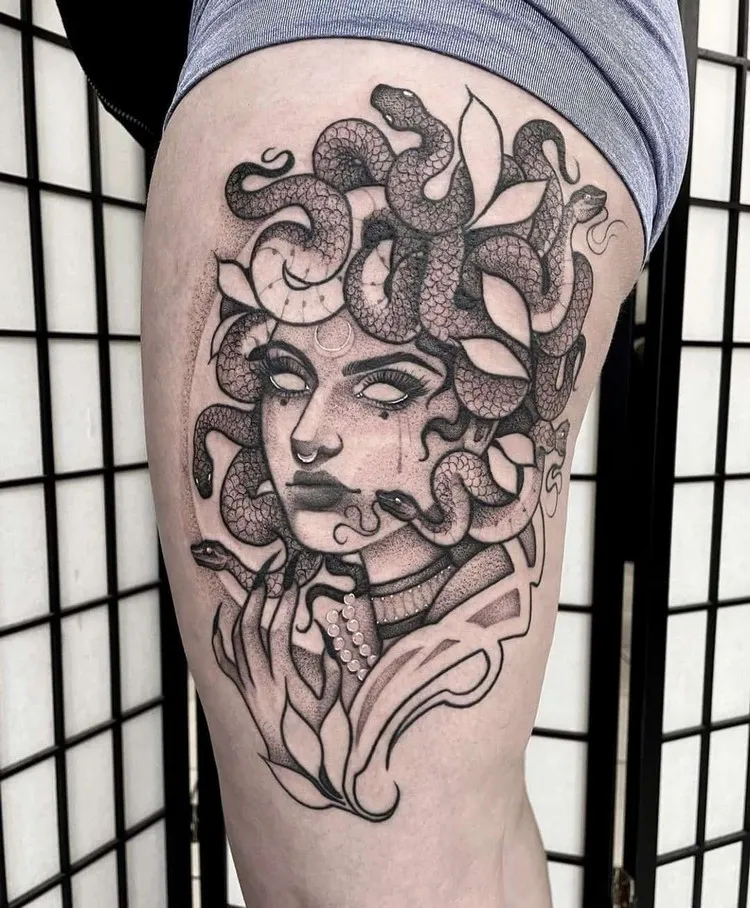 tatouage maléfique de Medusa sur la cuisse
