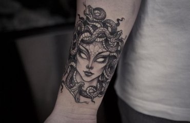 tatouage maléfique de Medusa tatoo homme avant bras inkage réaliste