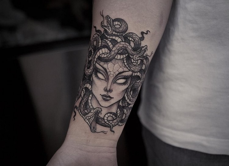 tatouage maléfique de Medusa tatoo homme avant bras inkage réaliste