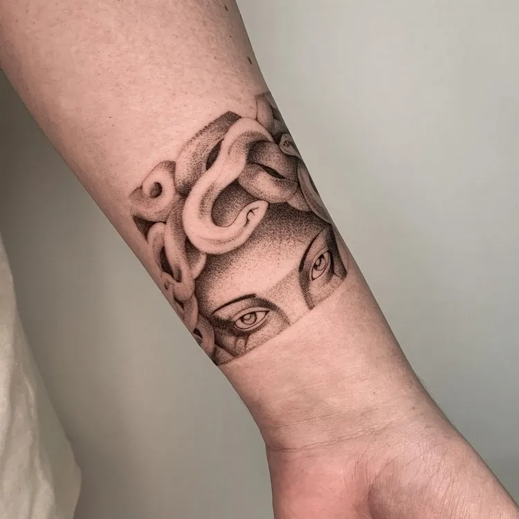 tatouage mythologie grecque Méduse de Gorgone poignet façon bracelet