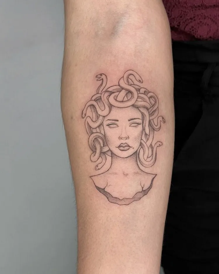 Gorgon Medusa τατουάζ ελληνικής μυθολογίας διακριτικό μινιμαλιστικό τατουάζ
