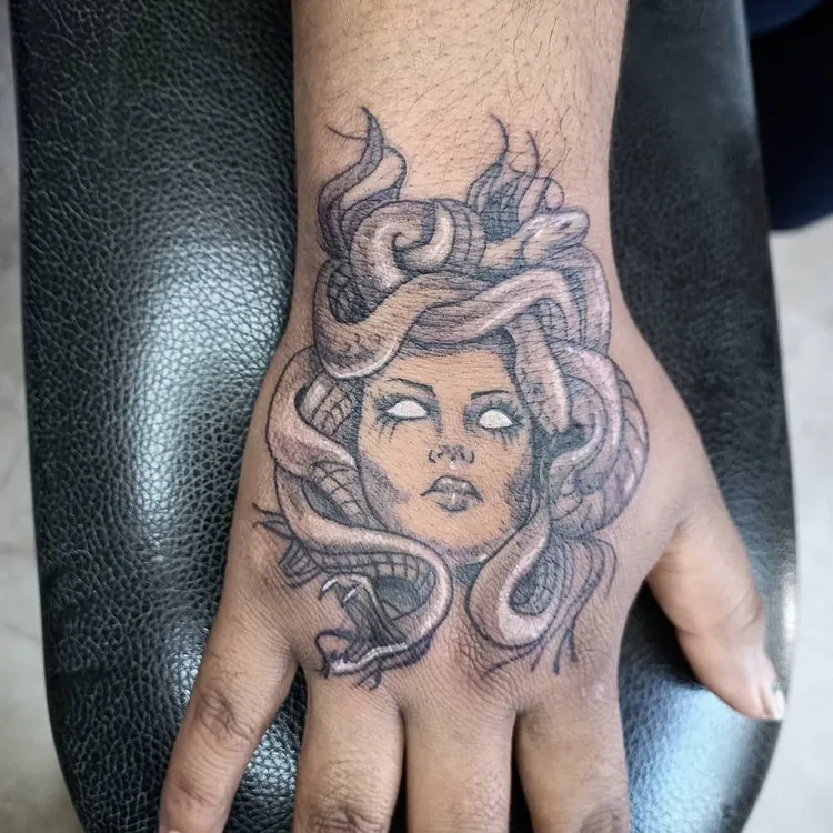 tatouage sur la main Méduse de Gorgone cheveux de serpents