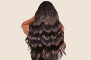 tendance coiffure femme 2022 comment passer du chatain foncé à chatain clair