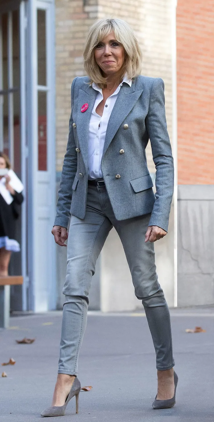 vestit de sabatilles d'esport de Brigitte Macron mida d'edat estil de vestit look 2022