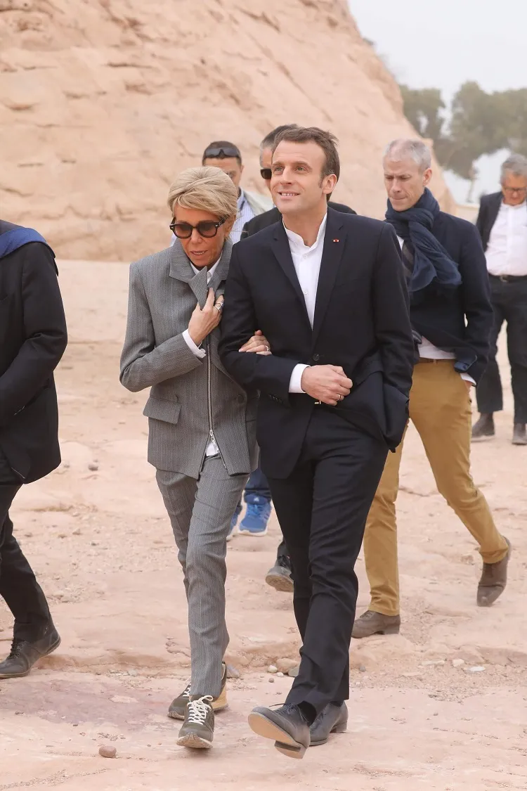 vestit de sabatilles d'esport Vuitton de Brigitte Macron a Egipte Alemanya G7