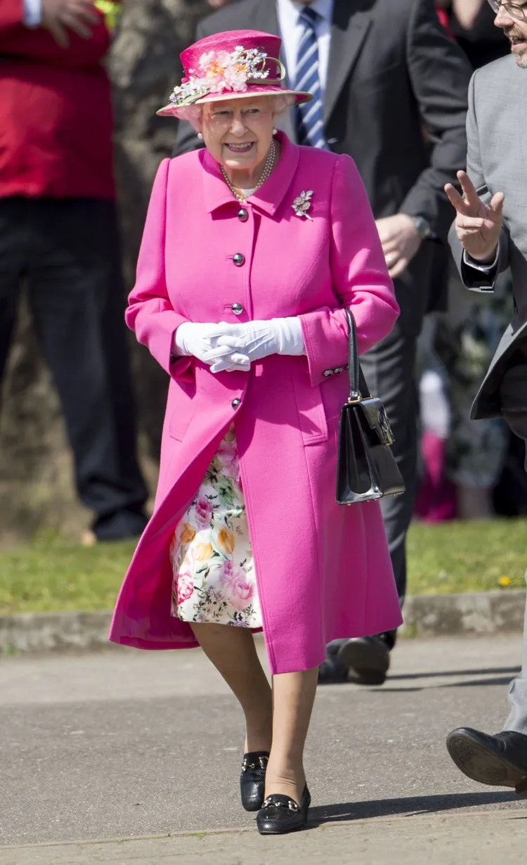 tenue elisabeth 2 robe fleurie long manteau rose vif chapeau assorti