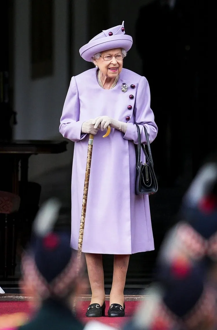 tenue reine elizabeth II porter couleur lavande long manteau