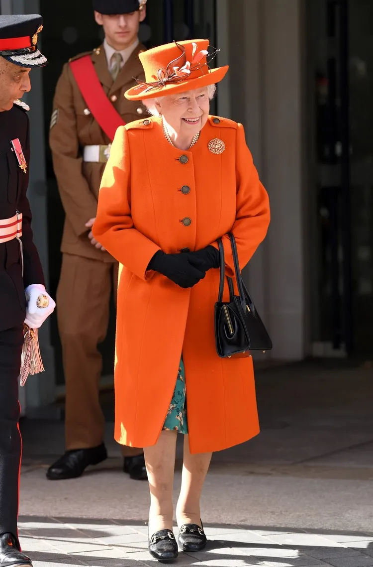 tenue reine elizabeth II porter couleur pantone living coral robe verte fleurie