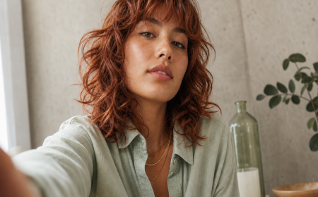 Wolf cut cheveux roux ondulés mi-longs, coupe tendance automne 2022, angle selfie