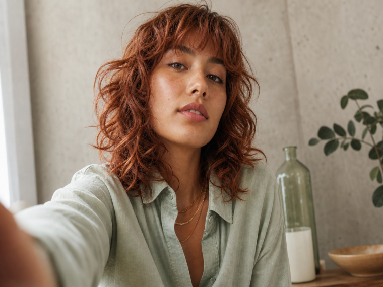 Wolf cut cheveux roux ondulés mi-longs, coupe tendance automne 2022, angle selfie