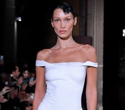 Bella Hadid robe Coperni blanche paris fashion week printemps été 2023
