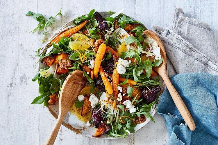 Salade aux agrumes comme dîner léger facile à faire