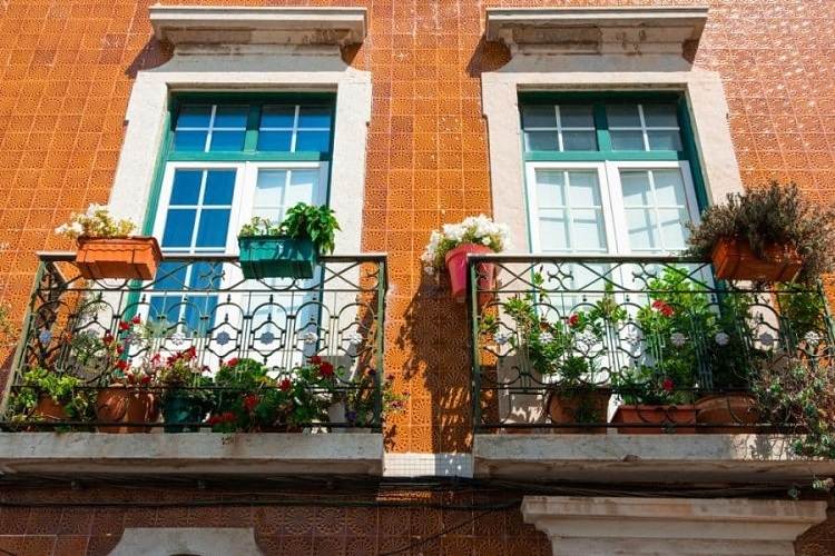 astuces comment empêcher plantes de tomber balcon terrasse