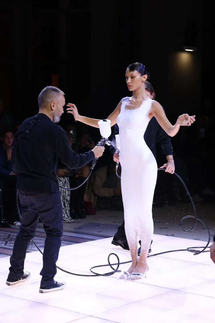 bella hadid robe blanche slip dress coperni peinte sur son corps défilé paris fashion week printemps 2023